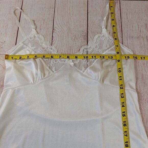 Vintage Ashley Taylor lace trimmed off white satin slip sz 36 - Picture 5 of 8